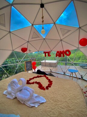 camping al aire libre con todo el lujo glamping